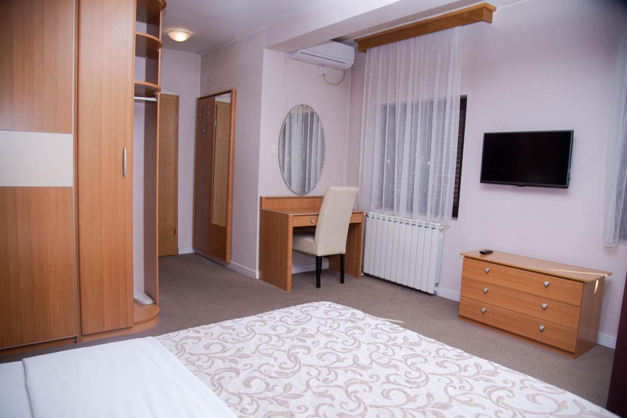Hotel Dvor Bijelo Polje Bagian luar foto