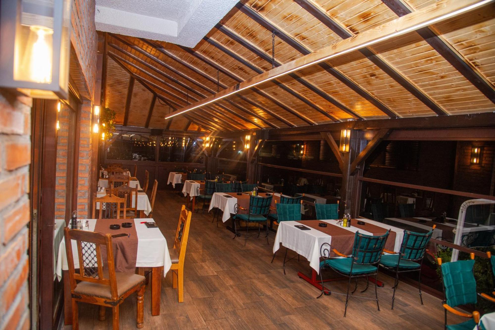 Hotel Dvor Bijelo Polje Bagian luar foto