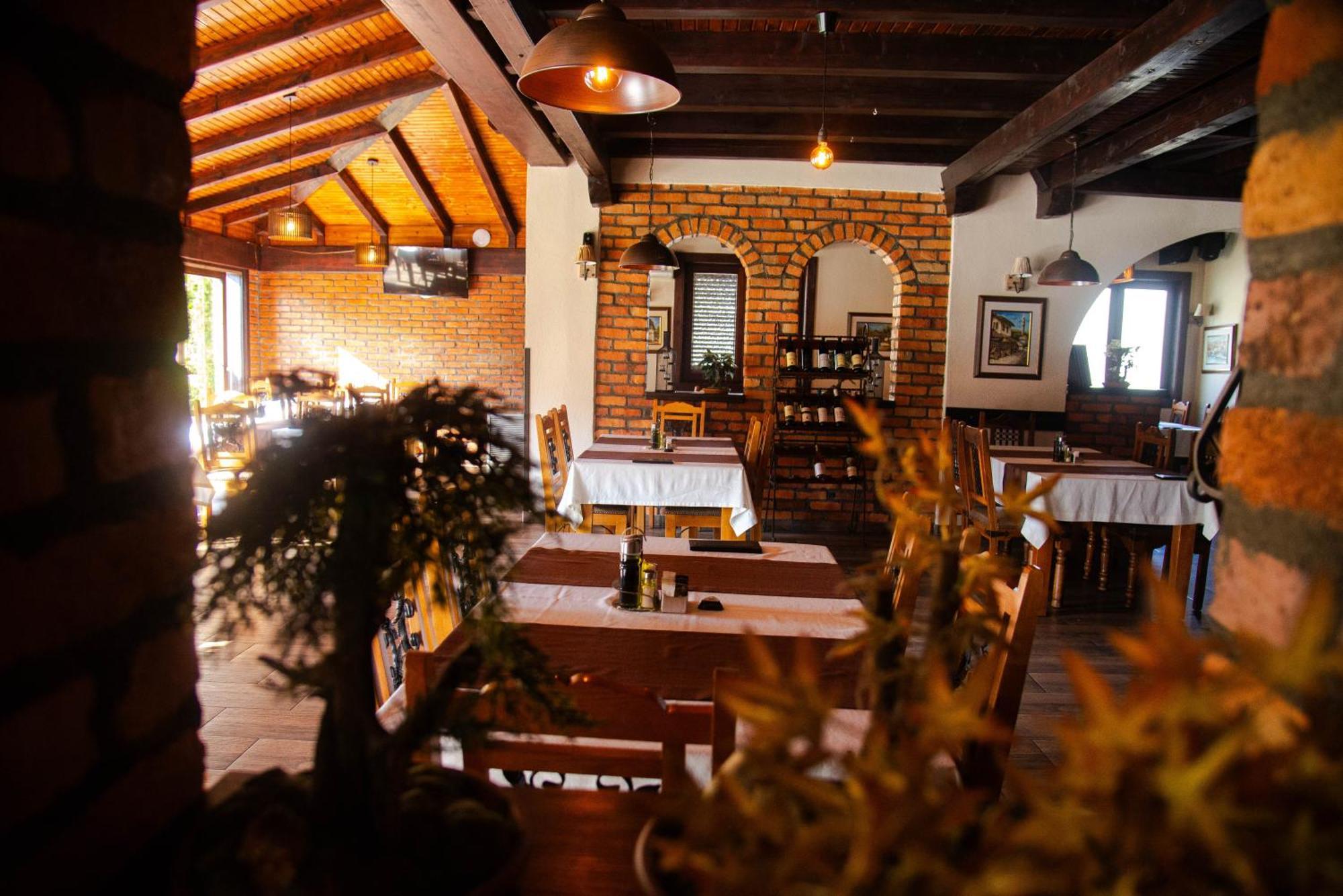 Hotel Dvor Bijelo Polje Bagian luar foto